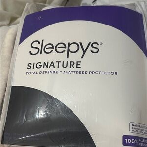 Signature Total Defense Mattress Protector - White